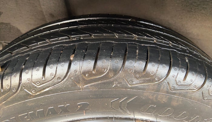 2015 Honda Brio S MT, Petrol, Manual, 99,422 km, Right Rear Tyre Tread