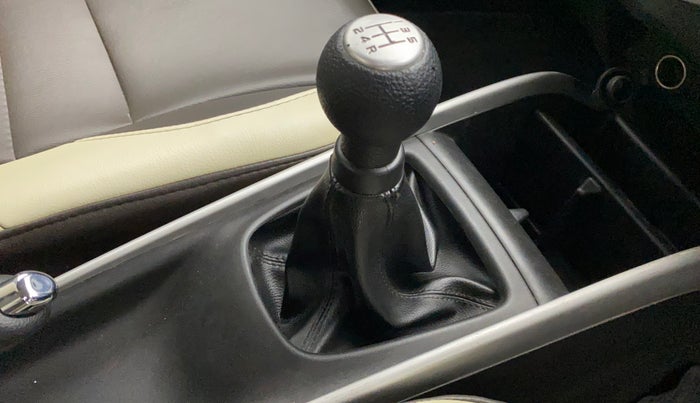 2016 Maruti Baleno DELTA PETROL 1.2, Petrol, Manual, 77,009 km, Gear lever - Boot cover slightly torn