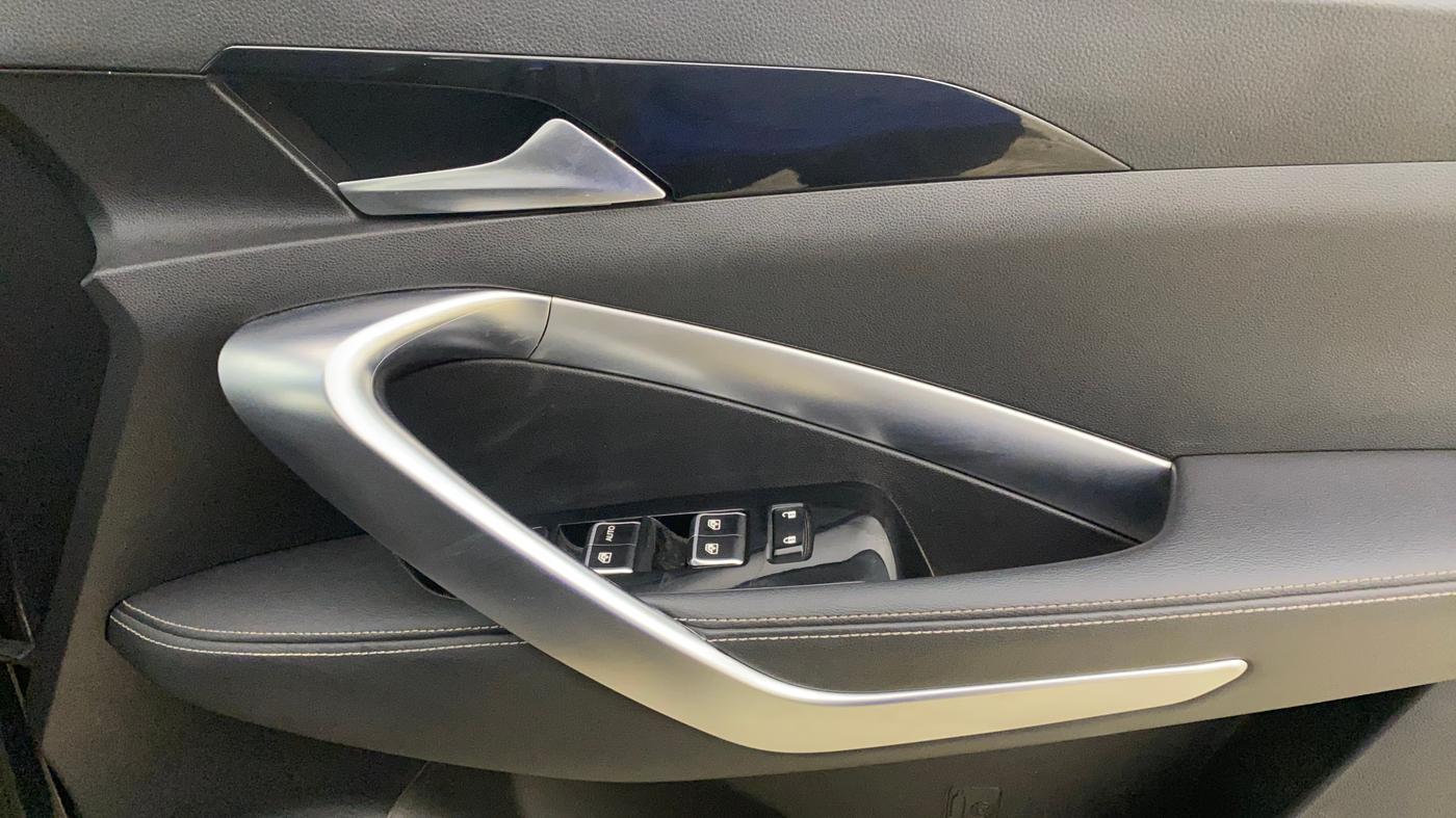 2019 MG HECTOR SHARP HYBRID 1.5 PETROL, Petrol, Manual, 37,910 km, Driver Side Door Panels Control