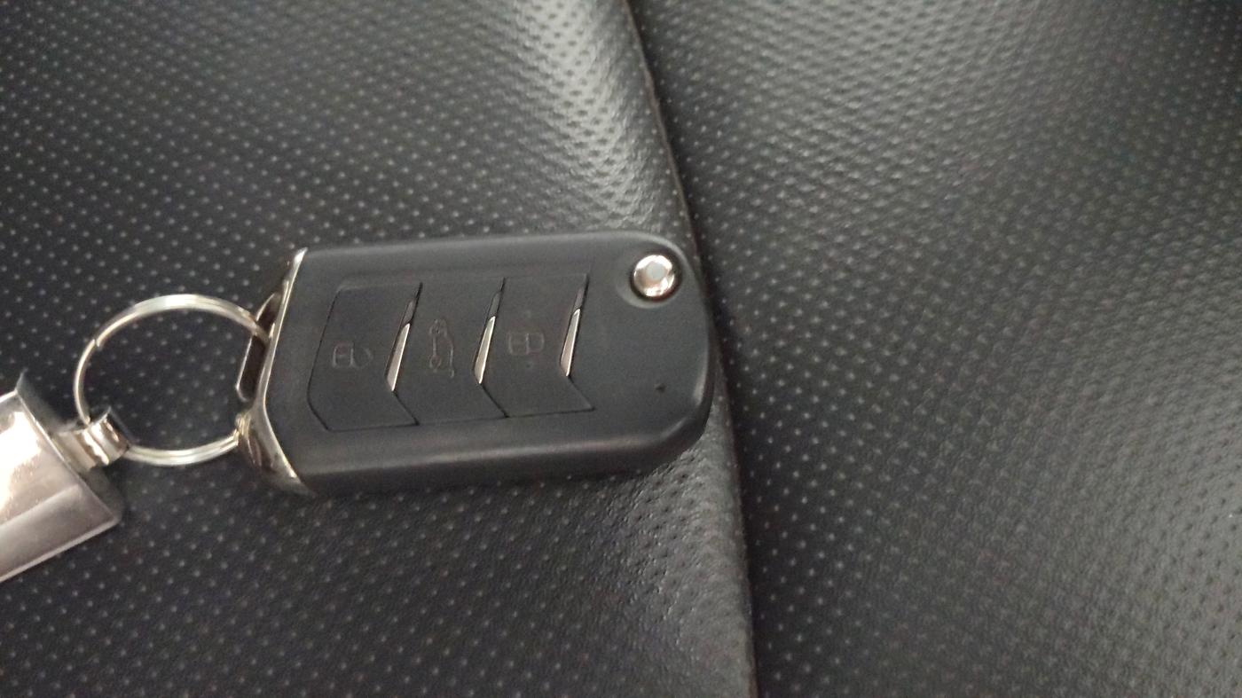2022 Mahindra XUV300 W8 (O) 1.2 PETROL, Petrol, Manual, 25,527 km, Key Close Up