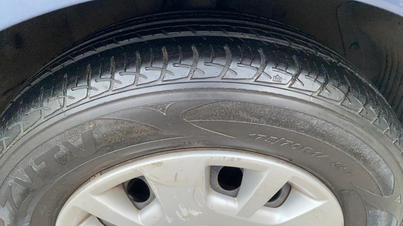 2013 Hyundai i20 MAGNA (O) 1.2, Petrol, Manual, 1,07,680 km, Right Front Tyre Tread