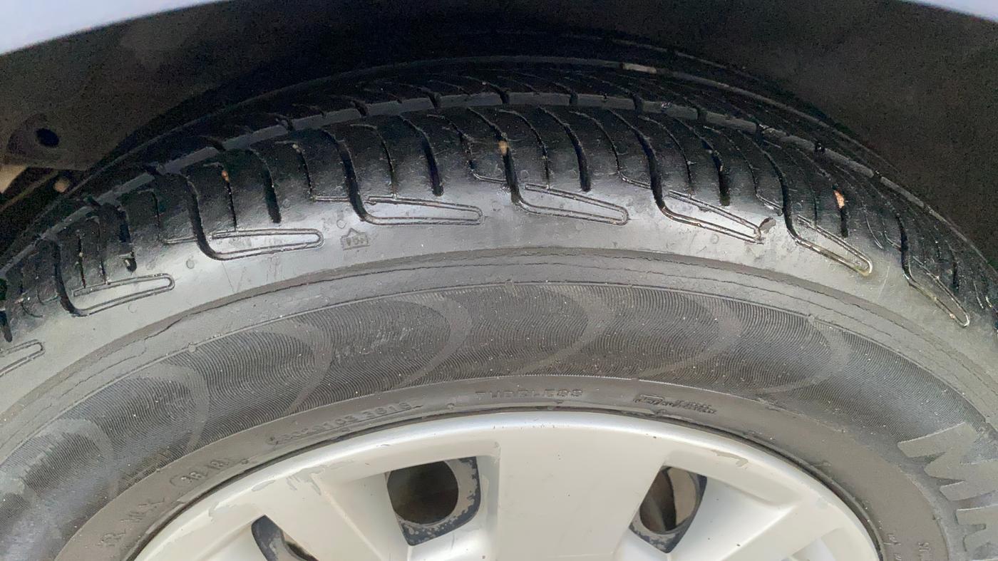 2013 Hyundai i20 MAGNA (O) 1.2, Petrol, Manual, 1,07,680 km, Right Rear Tyre Tread