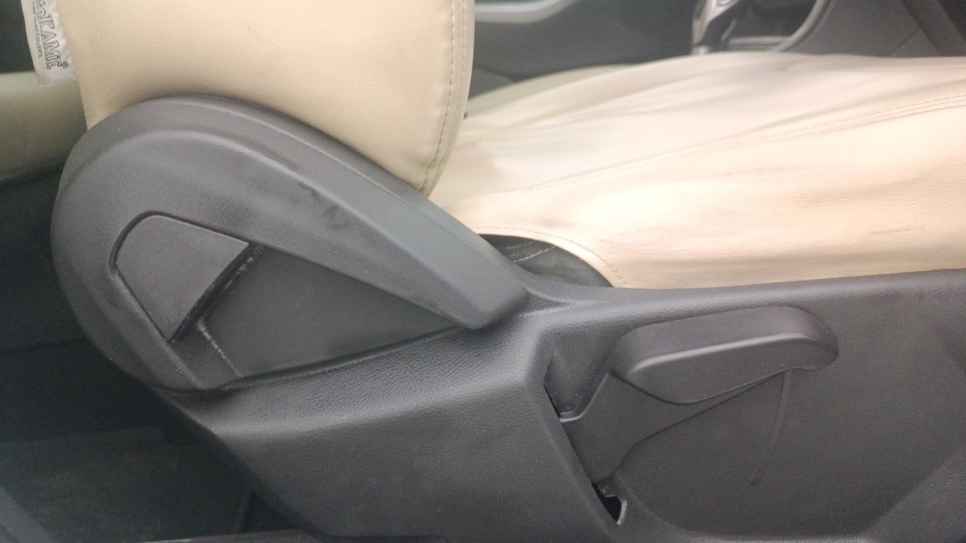 2016 Ford New Figo TITANIUM 1.5 PETROL AT, Petrol, Automatic, 63,598 km, Driver Side Adjustment Panel