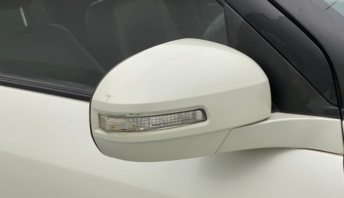2017 Maruti Swift VXI, Petrol, Manual, 47,727 km, Right rear-view mirror - Indicator light has minor damage