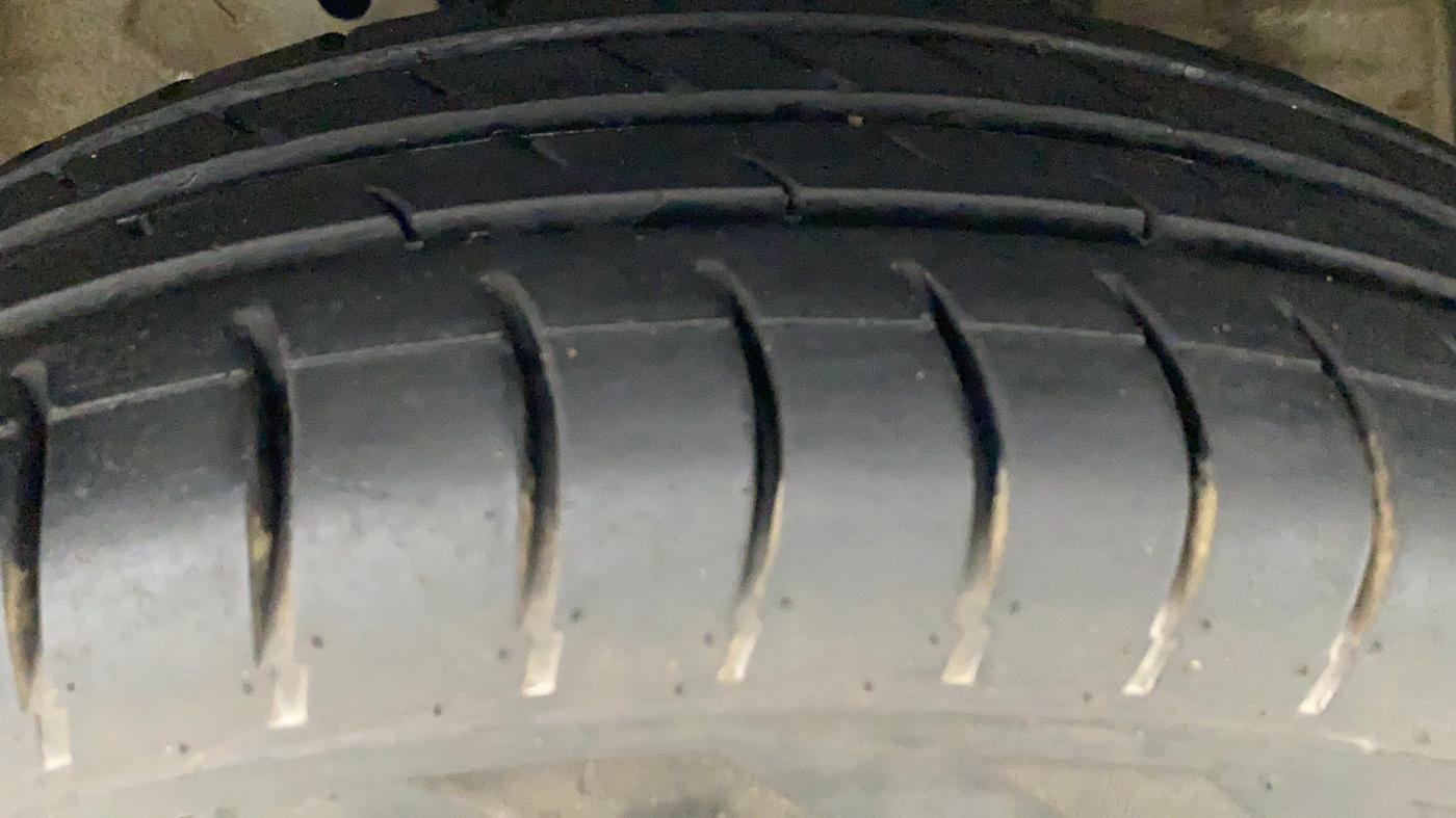 2017 Maruti Swift VXI, Petrol, Manual, 47,727 km, Right Front Tyre Tread
