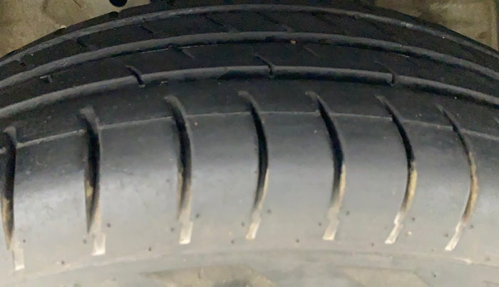2017 Maruti Swift VXI, Petrol, Manual, 47,727 km, Right Front Tyre Tread