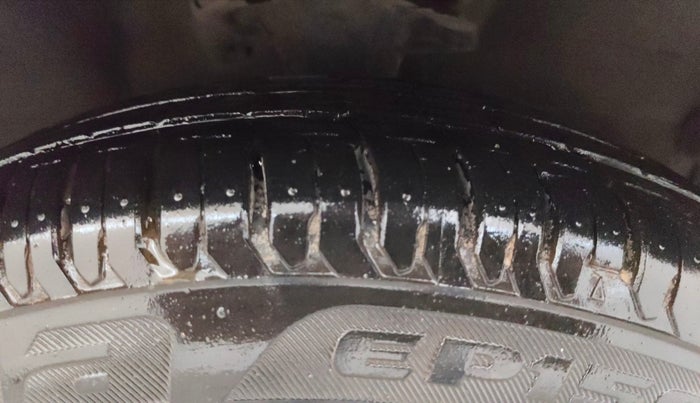 2013 Hyundai i10 MAGNA 1.2, Petrol, Manual, 1,04,045 km, Right Front Tyre Tread