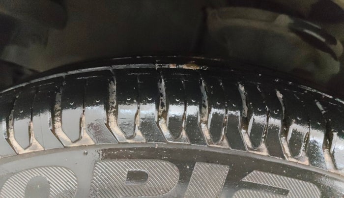 2013 Hyundai i10 MAGNA 1.2, Petrol, Manual, 1,04,045 km, Left Front Tyre Tread