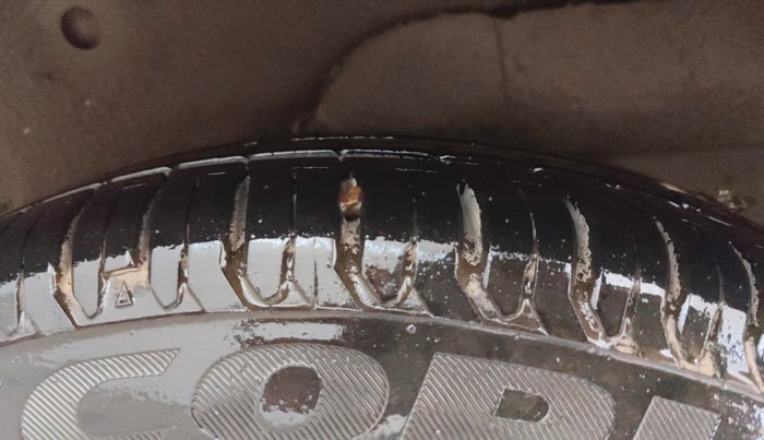 2013 Hyundai i10 MAGNA 1.2, Petrol, Manual, 1,04,045 km, Left Rear Tyre Tread