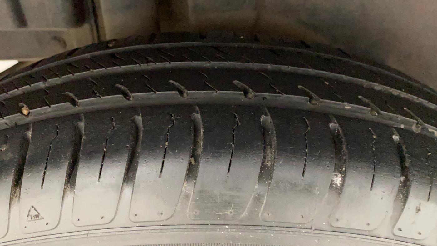 2014 Maruti Swift VXI, Petrol, Manual, 90,492 km, Right Rear Tyre Tread