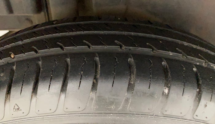2014 Maruti Swift VXI, Petrol, Manual, 90,492 km, Right Rear Tyre Tread