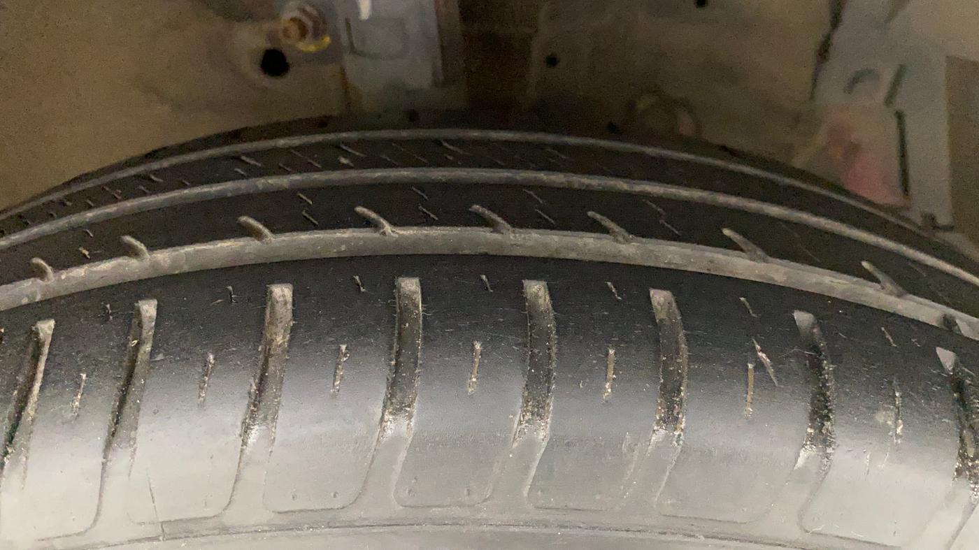 2014 Maruti Swift VXI, Petrol, Manual, 90,492 km, Right Front Tyre Tread