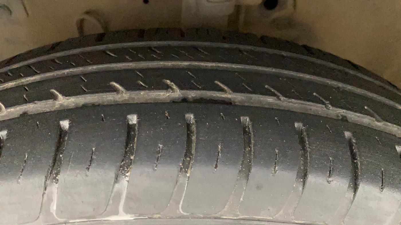 2014 Maruti Swift VXI, Petrol, Manual, 90,492 km, Left Front Tyre Tread
