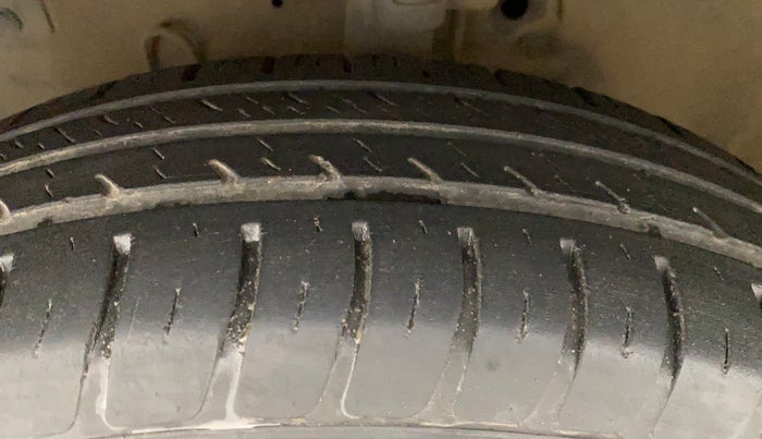 2014 Maruti Swift VXI, Petrol, Manual, 90,492 km, Left Front Tyre Tread