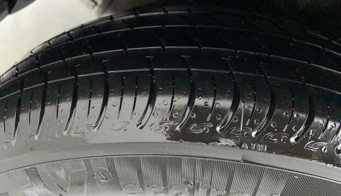 2013 Hyundai Grand i10 MAGNA 1.2 VTVT, Petrol, Manual, 44,113 km, Right Rear Tyre Tread