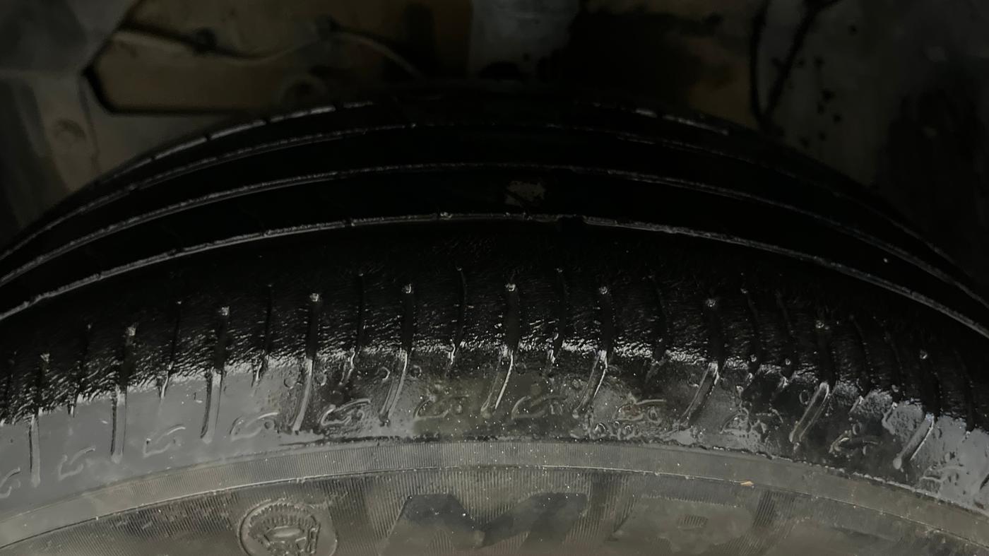 2023 Maruti BREZZA VXI SMART HYBRID, Petrol, Manual, 50,451 km, Left Front Tyre Tread