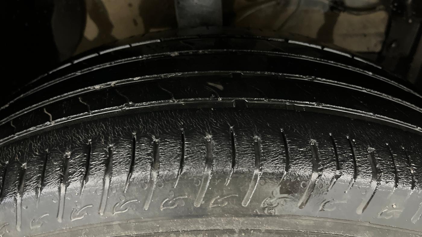 2023 Maruti BREZZA VXI SMART HYBRID, Petrol, Manual, 50,451 km, Right Front Tyre Tread
