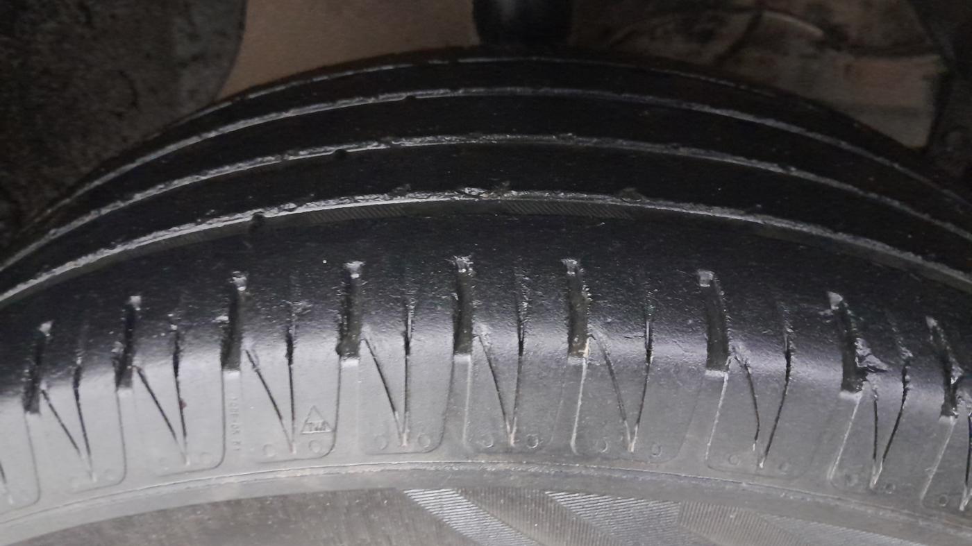 2021 Toyota URBAN CRUISER PREMIUM GRADE AT, Petrol, Automatic, 1,05,833 km, Right Front Tyre Tread