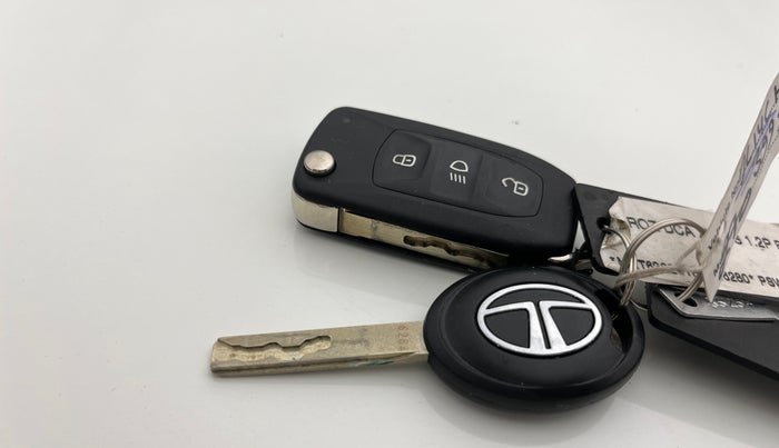 2023 Tata ALTROZ XMA Plus (S) DCT, Petrol, Automatic, 25,446 km, Key Close Up