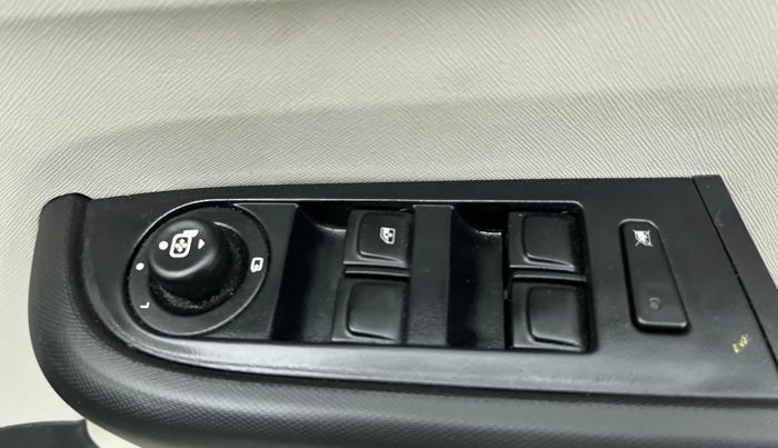 2023 Tata ALTROZ XMA Plus (S) DCT, Petrol, Automatic, 25,446 km, Driver Side Door Panels Control