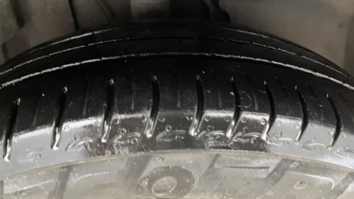 2023 Tata ALTROZ XMA Plus (S) DCT, Petrol, Automatic, 25,446 km, Right Front Tyre Tread