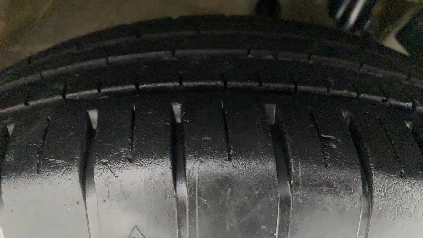 2018 Maruti Swift ZXI, Petrol, Manual, 30,652 km, Right Front Tyre Tread