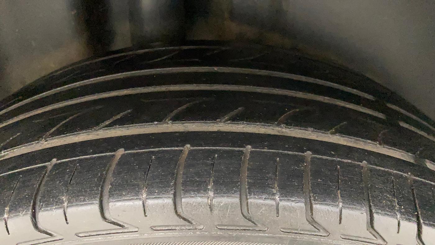 2018 Volkswagen Ameo HIGHLINE PLUS 1.5L AT 16 ALLOY, Diesel, Automatic, 1,03,735 km, Right Rear Tyre Tread