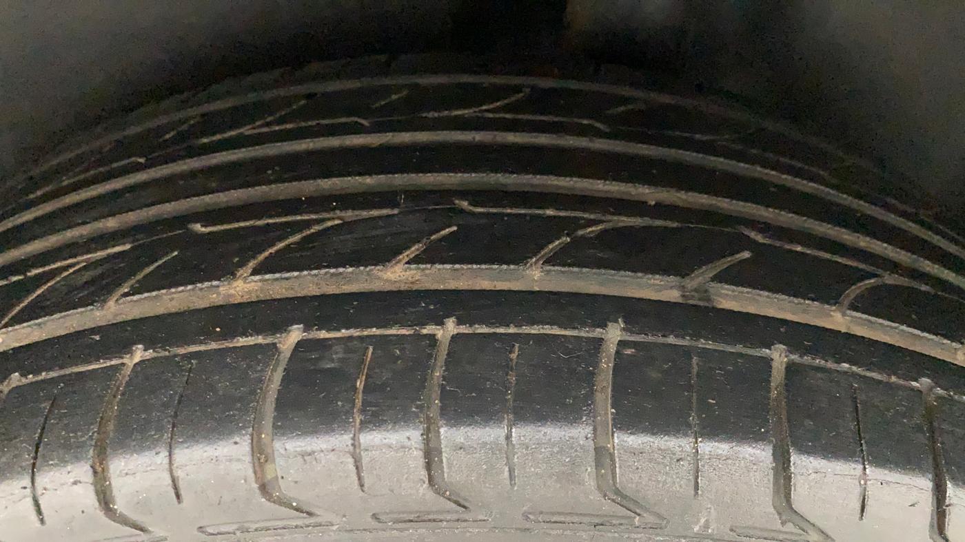2018 Volkswagen Ameo HIGHLINE PLUS 1.5L AT 16 ALLOY, Diesel, Automatic, 1,03,735 km, Left Rear Tyre Tread