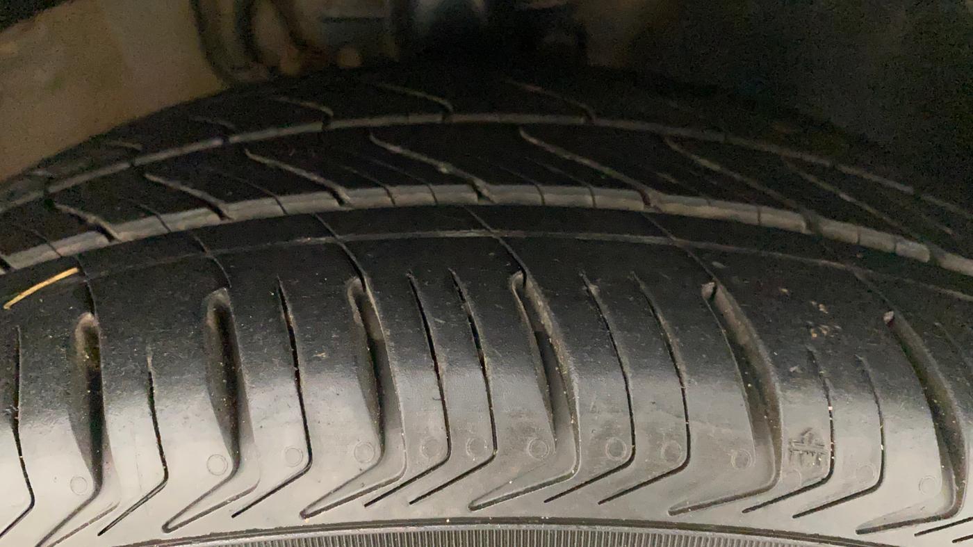 2018 Volkswagen Ameo HIGHLINE PLUS 1.5L AT 16 ALLOY, Diesel, Automatic, 1,03,735 km, Right Front Tyre Tread