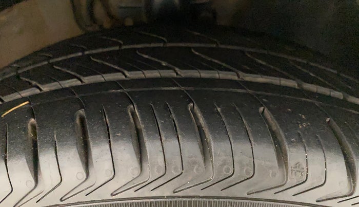 2018 Volkswagen Ameo HIGHLINE PLUS 1.5L AT 16 ALLOY, Diesel, Automatic, 1,03,735 km, Right Front Tyre Tread