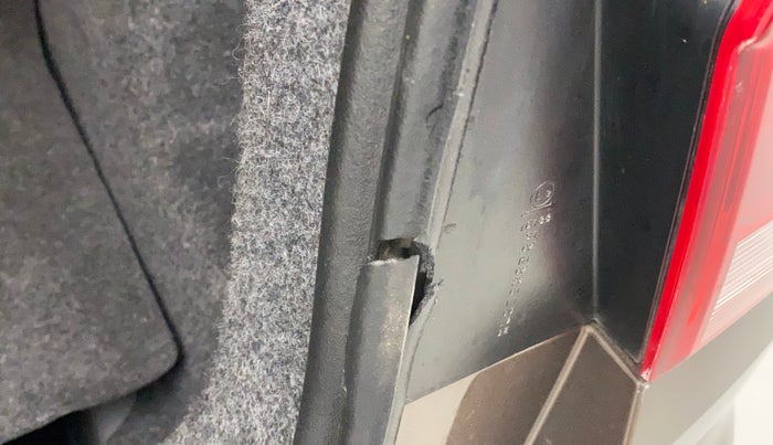 2018 Volkswagen Ameo HIGHLINE PLUS 1.5L AT 16 ALLOY, Diesel, Automatic, 1,03,735 km, Dicky (Boot door) - Weather strip has minor damage