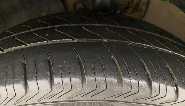 2018 Volkswagen Ameo HIGHLINE PLUS 1.5L AT 16 ALLOY, Diesel, Automatic, 1,03,735 km, Left Front Tyre Tread