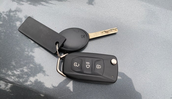 2021 Tata NEXON XM SUNROOF PETROL, Petrol, Manual, 25,819 km, Key Close Up