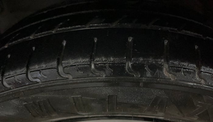 2015 Maruti Wagon R 1.0 VXI, CNG, Manual, 70,462 km, Left Front Tyre Tread