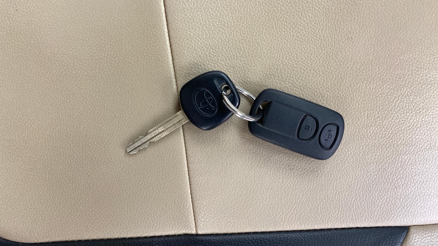 2019 Toyota Etios Liva V, CNG, Manual, 88,857 km, Key Close Up