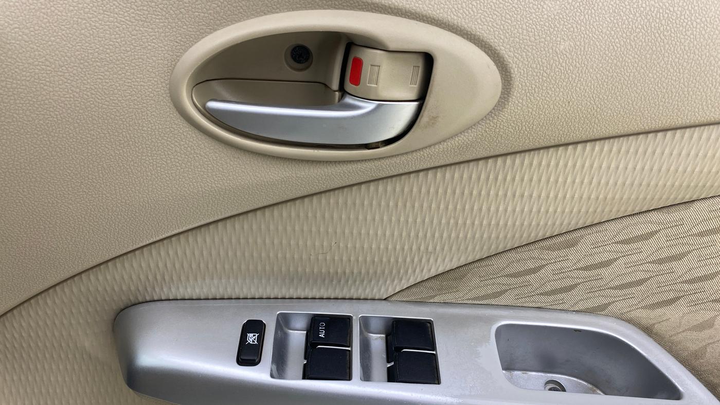 2019 Toyota Etios Liva V, CNG, Manual, 88,857 km, Driver Side Door Panels Control