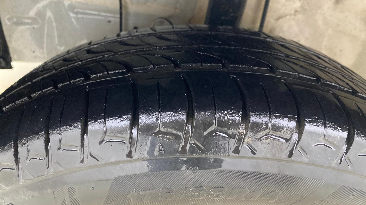 2019 Toyota Etios Liva V, CNG, Manual, 88,857 km, Left Front Tyre Tread