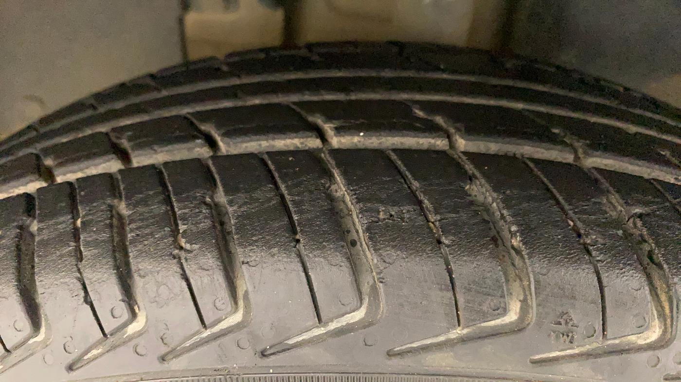 2017 Renault Kwid RXT 1.0 AMT (O), Petrol, Automatic, 31,182 km, Left Front Tyre Tread