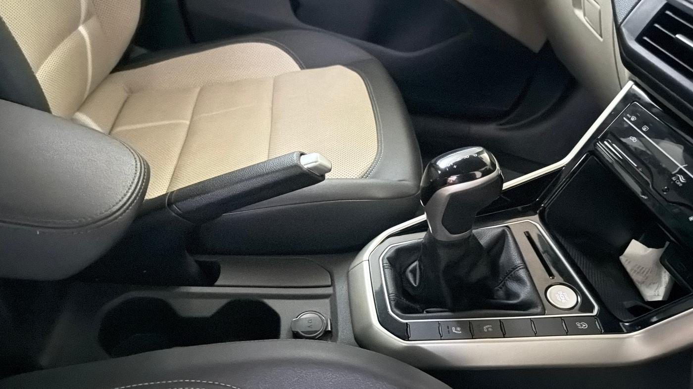 2024 Volkswagen VIRTUS Topline 1.0 TSI AT (Electric Seats), Petrol, Automatic, 26,003 km, Gear Lever