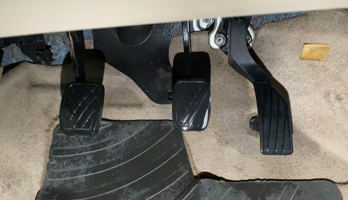 2015 Maruti Swift Dzire VXI, CNG, Manual, 69,570 km, Pedals