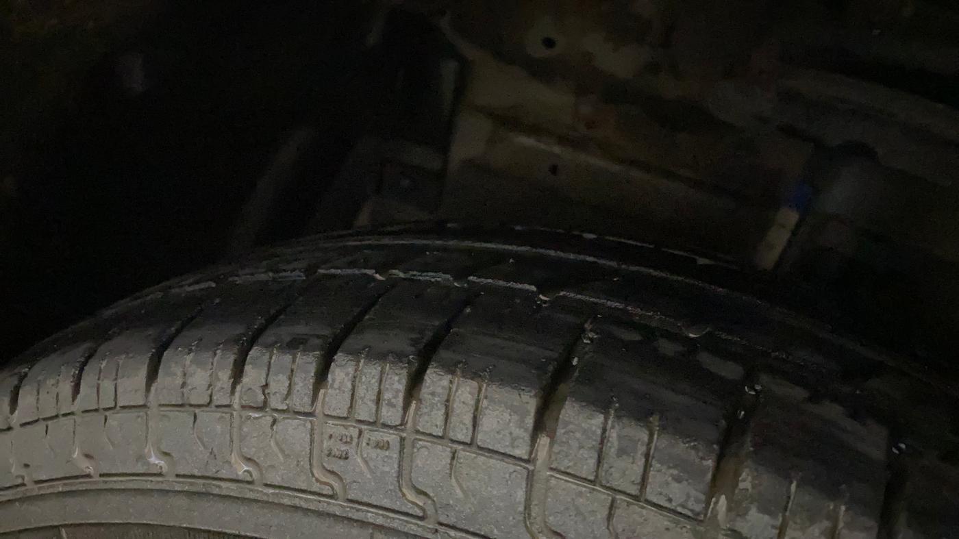 2015 Maruti Swift Dzire VXI, CNG, Manual, 69,596 km, Left Front Tyre Tread