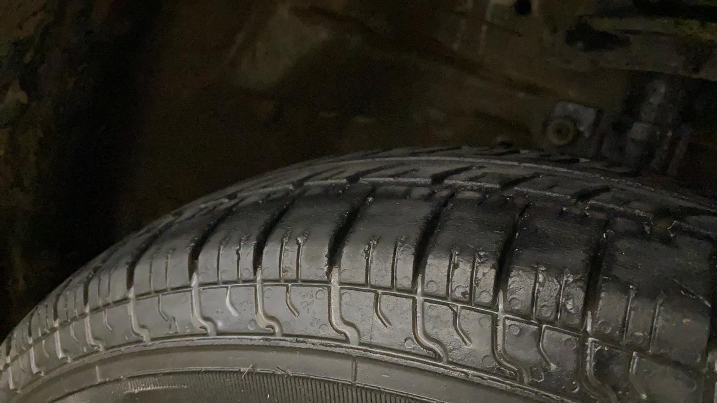 2015 Maruti Swift Dzire VXI, CNG, Manual, 69,596 km, Right Front Tyre Tread