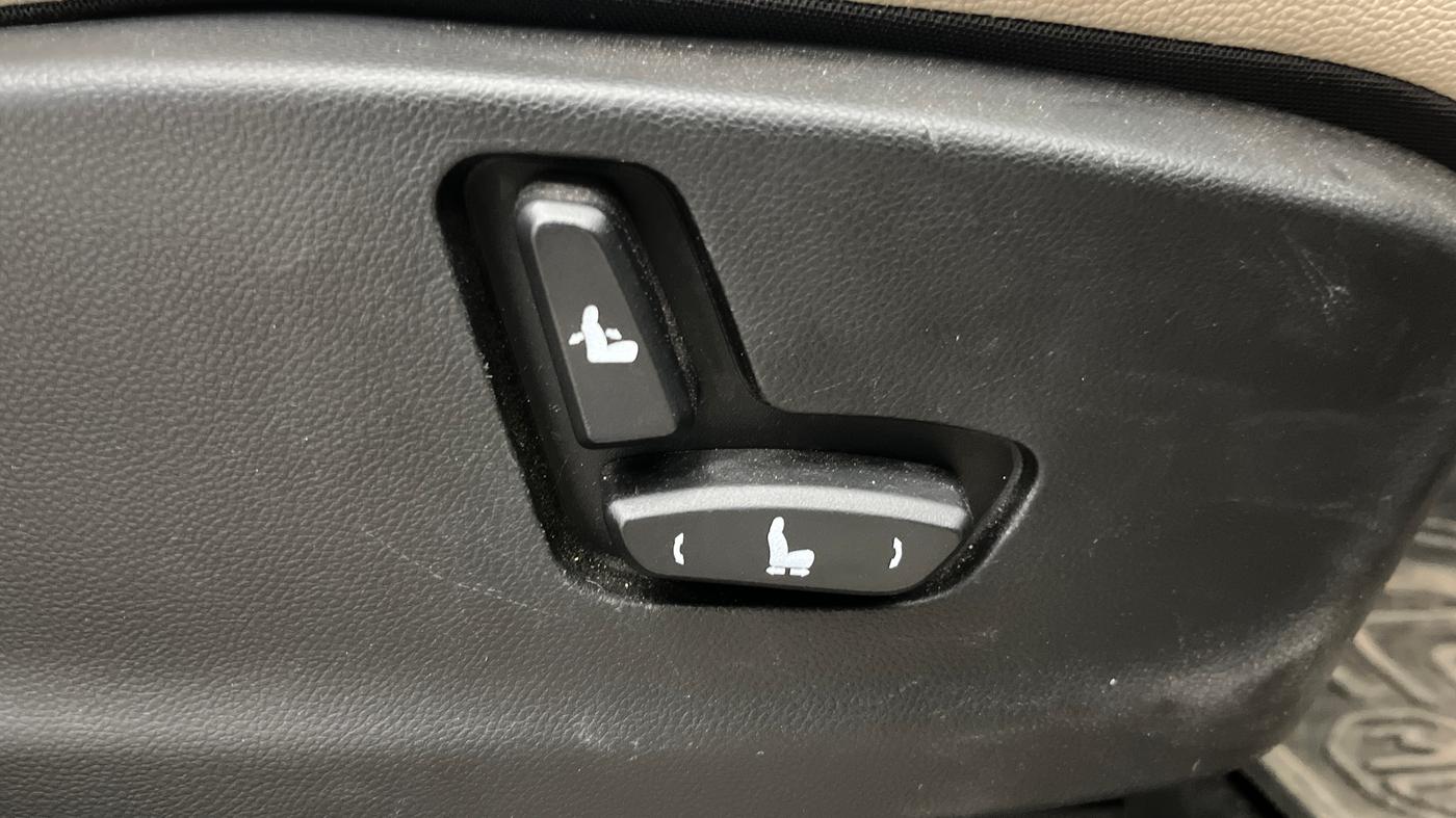 2023 MG HECTOR SHARP PRO 1.5 PETROL TURBO CVT DUAL TONE, Petrol, Automatic, 20,985 km, Driver Side Adjustment Panel