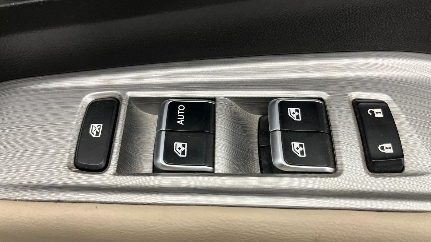 2023 MG HECTOR SHARP PRO 1.5 PETROL TURBO CVT DUAL TONE, Petrol, Automatic, 20,985 km, Driver Side Door Panels Control