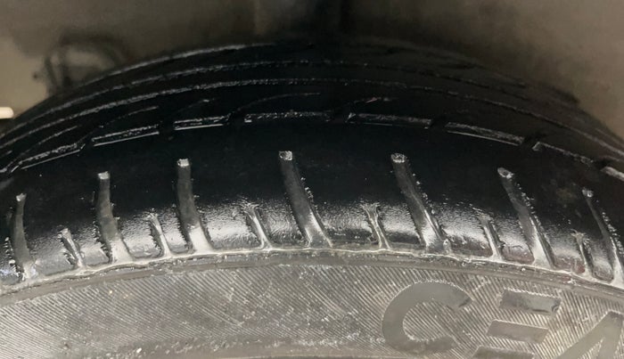 2015 Hyundai Grand i10 SPORTZ 1.2 KAPPA VTVT, Petrol, Manual, 1,06,168 km, Right Rear Tyre Tread