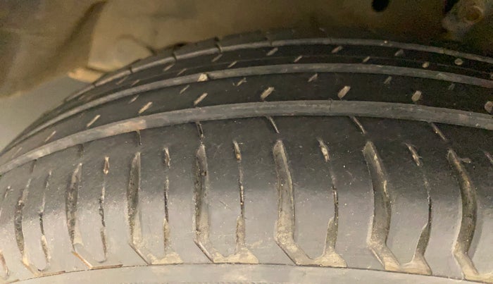 2015 Maruti Swift VXI, Petrol, Manual, 62,223 km, Right Front Tyre Tread