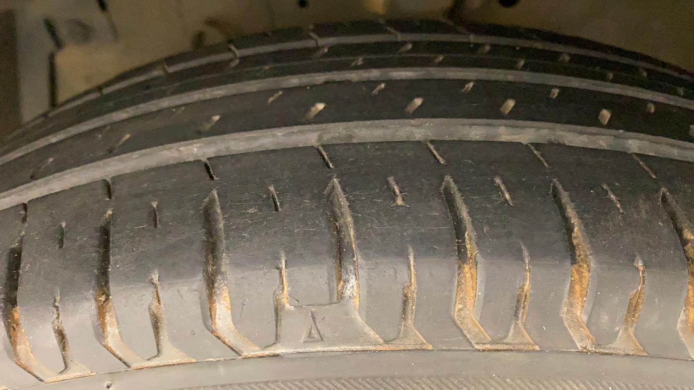 2015 Maruti Swift VXI, Petrol, Manual, 62,223 km, Left Front Tyre Tread