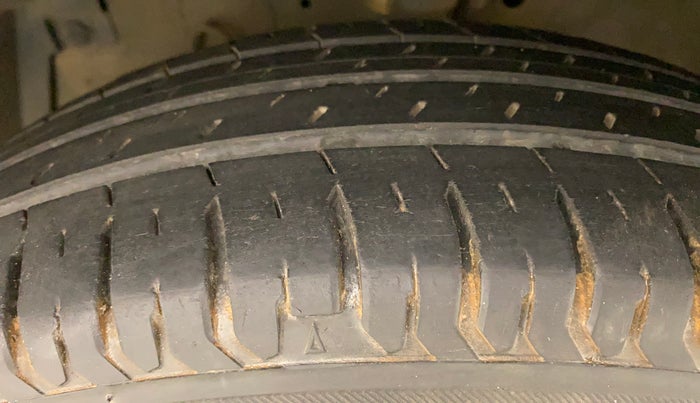 2015 Maruti Swift VXI, Petrol, Manual, 62,223 km, Left Front Tyre Tread