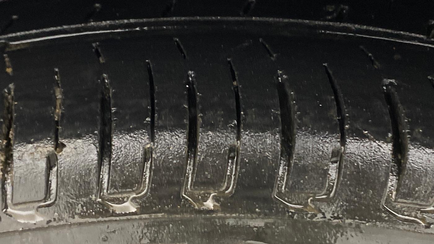2020 Maruti Ertiga VXI AT SHVS, Petrol, Automatic, 76,014 km, Left Front Tyre Tread