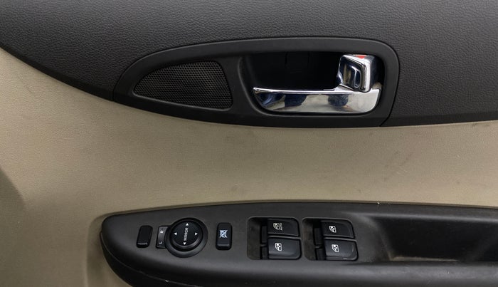 2014 Hyundai i20 SPORTZ 1.2, Petrol, Manual, 83,257 km, Driver Side Door Panels Control